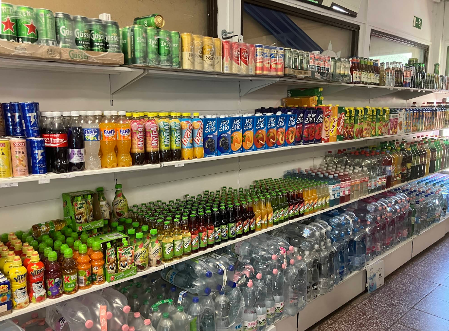A Ladányi ABC bolt italos polca – hűtött italok és borok kiszerelései